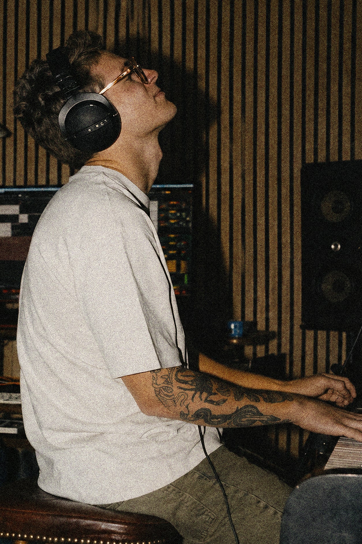 Un músico tocando en su estudio, con luz de ventana.